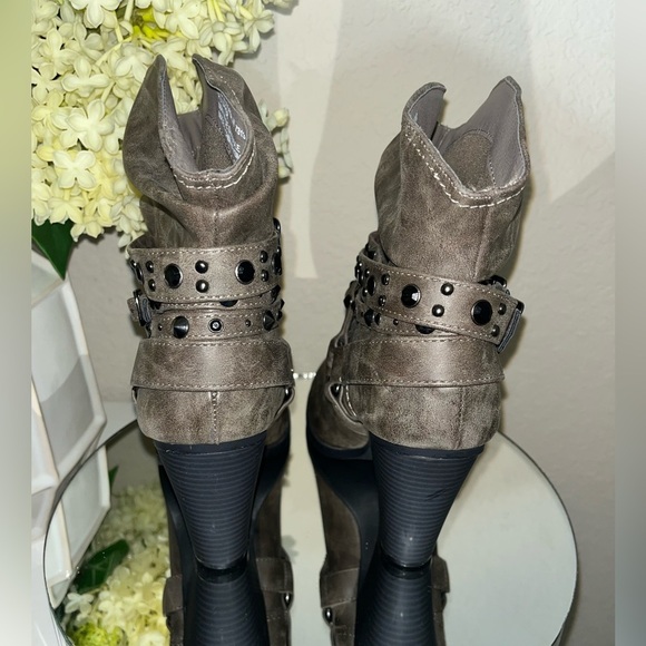 Daisy Fuentes Victoria Short Boots - Picture 9 of 16